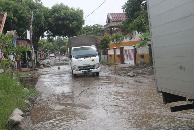 Jalan Rusak Dampak Proyek Jembatan Ploso Matikan Usaha Warga Sekitar