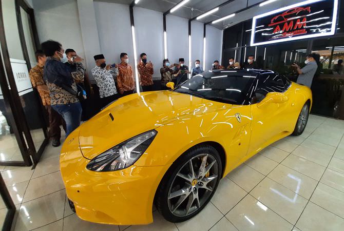 Nyalon di Abadi Auto Detailing, Mobil Terlihat Mengkilap Seperti Baru