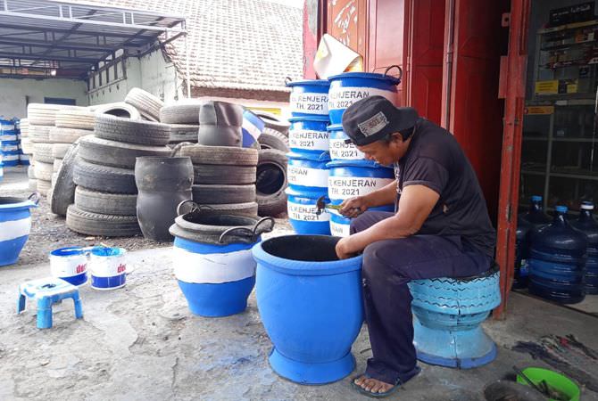Perajin di Jombang Sulap Ban Bekas Jadi Pot Bunga Pesanan dari Luar Da