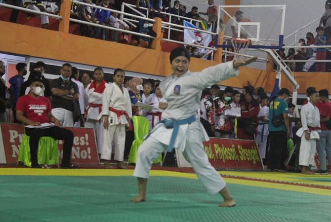 Unesa Pimpin Sementara Kejuaraan Nasional Karate di GOR Jombang
