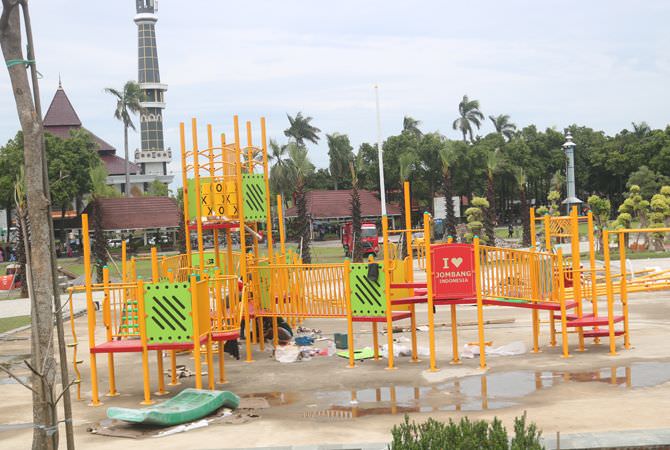 Wahana Permainan Anak-Anak Mulai Dirakit Proyek Revitalisasi Alun-Alun