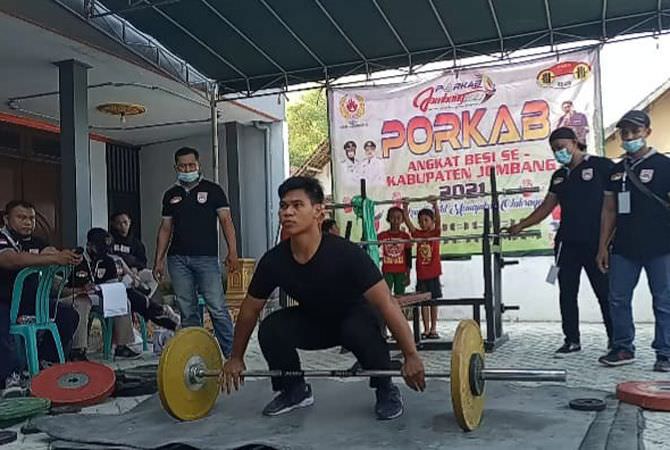 Atlet Angkat Besi Jombang Raih Empat Medali Kejurprov di Surabaya