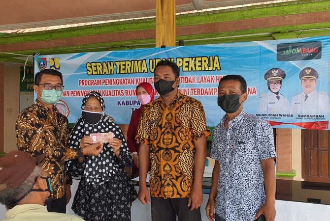 Dinas Perkim Salurkan Upah Pekerja RTLH dan Rumah Terdampak Bencana
