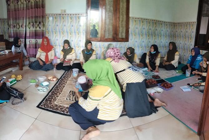 DPPKB-PPPA Jombang adakan Pelatihan Pembuatan Klepon dan Bunga Flanel