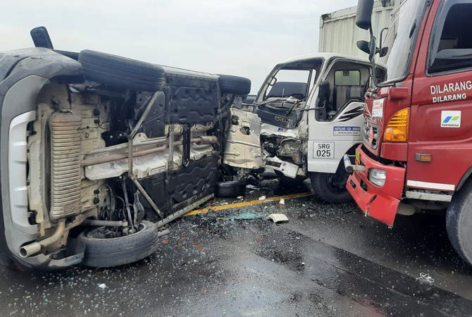 Truk Tangki Pertamina Terlibat Laka Beruntun di Tol Jombang