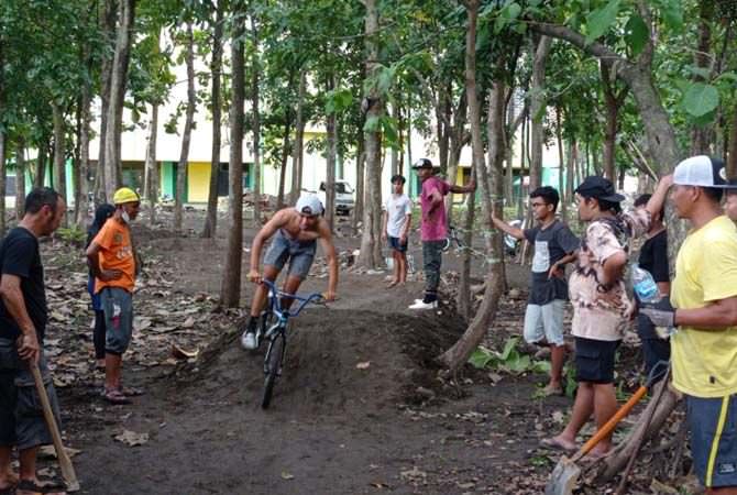Balap Sepeda Bikin Track Baru di GOR Merdeka Jombang