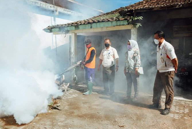 Cegah DBD, PT CJI Ploso Adakan Fogging Masal 4.000 Rumah Warga