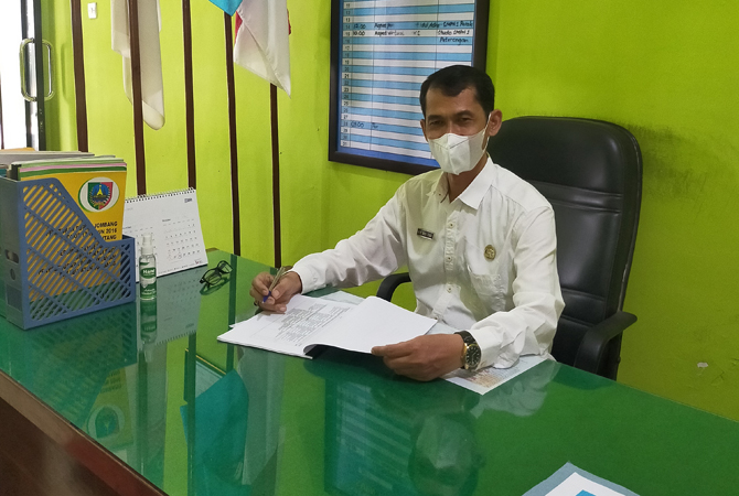 ang-foto rudy priyo utomo kepala SMPN 1 Jogoroto