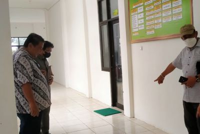 TAK MAKSIMAL: Pemasangan keramik puskesmas Ngoro jadi temuan sidak Komisi C