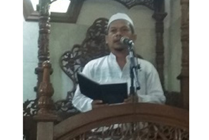 Pengasuh PP Falahul Muhibbin, Watugaluh, Diwek, KH Nurhadi (Mbah Bolong)