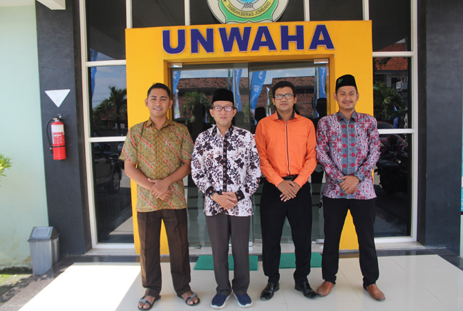 KOMPAK: Rektor Unwaha Anton Muhibuddin (dua dari kiri) foto bersama dosen di depan gedung Unwaha Jombang, kemarin (4/3).
