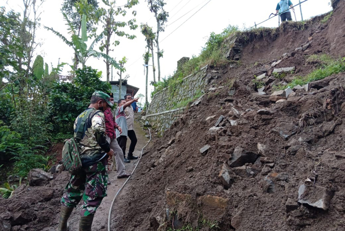 ANCAM PERMUKIMAN: Warga Dusun Arjosari, Desa Panglungan, Kecamatan Wonosalam, kerja bakti membersihkan longsoran keamrin (11/3).