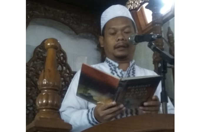 Pengasuh PP Falahul Muhibbin, Watugaluh, Diwek, KH Nurhadi (Mbah Bolong)