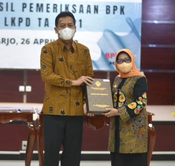 Bupati Jombang hj Mundjidah Wahab saat menerima Opini WTP