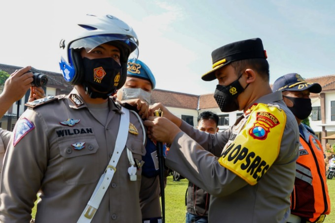 SIAP: Kapolres Jombang AKBP Moh Nurhidayat menyematkan pita kepada anggota