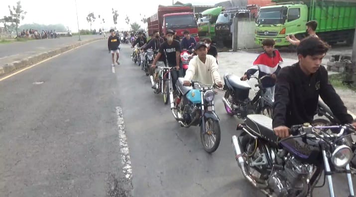 puluhan pemotor digiring polisi menuju Mapolsek Mojoagung