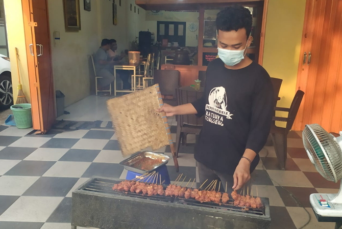 Glembo Mencicipi Sate Glembo di Candimulyo