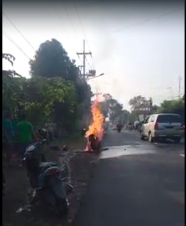 kondisi motor Budhi yang terbakar di Desa Tebel, Kecamatan bareng Selasa (17/5) pagi.