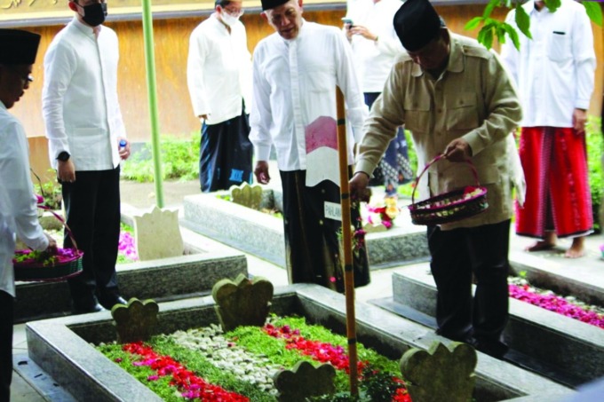 Prabowo Subianto saat melakukan tabur bunga di kompleks makam masyayikh Tebuireng Rabu (4/5) kemarin