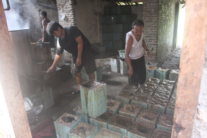 Proses pembuatan cincau hitam alias janggelan di Desa Plandi, Kecamatan Jombang