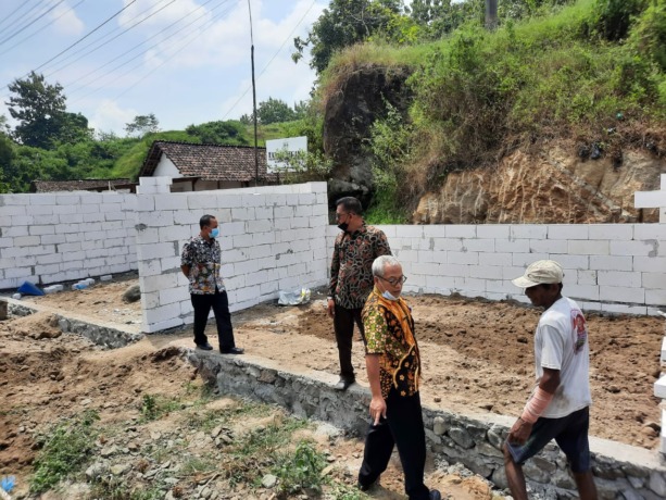 Tim Pemkab Jombang saat melakukan pengecekan ke lahan yang diserobot di Desa Karangpakis