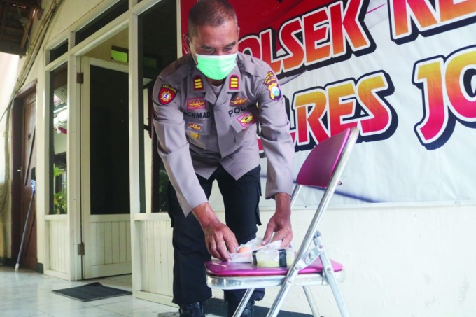 sampel telur mentah dan bekas muntahan yang diamankan petugas