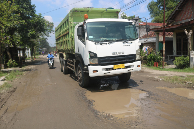 Truk besar ini sedang melintasi jalan rusak di Dusun Panemon, Desa Bakalanrayung, Kecamatan Kudu, bagian dari jalur Kabuh-Tapen