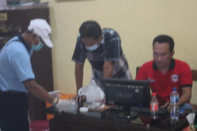 polisi saat mengamankan barangbukti sampel dari keracunan di Podoroto