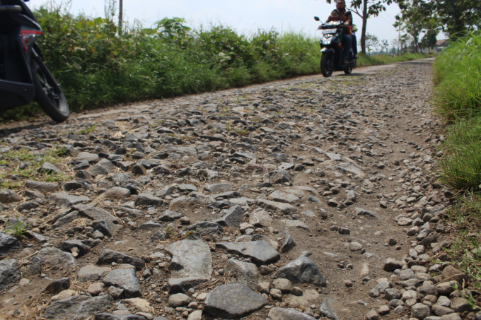 kondisi jalan kabupaten di Desa Grobogan, Kecamatan Mojowarno