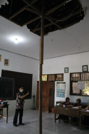 Atap dan plafon SDN Talunkidul 2 yang jebol