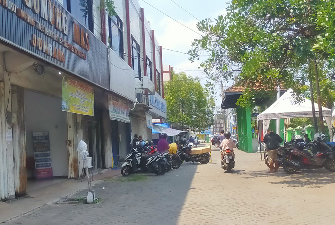 Kondisi ruko simpang tiga di Desa Mojongapit