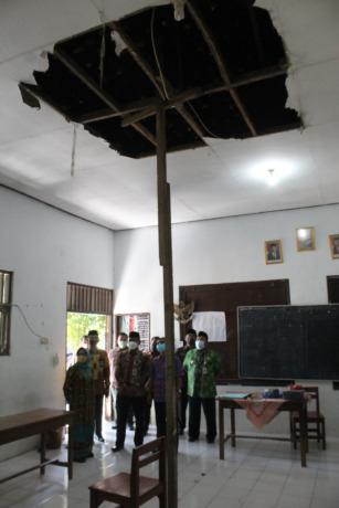 Bupati Hj Mundjidah Wahab meninjau ruang kelas V SDN Talunkidul 2 Sumobito yang rusak. (DOK/JAWA POS RADAR JOMBANG)