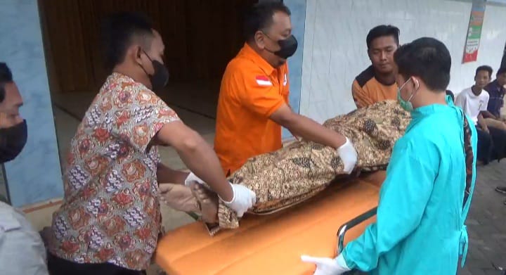 Jenazah korban saat dievakuasi ke ambulans