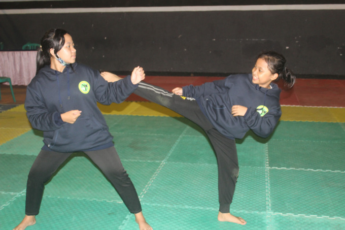 Aira (kanan) dan Rere dari Dojo Satria Jombang saat berlatih di GOR Merdeka, Jombang, kemarin.
