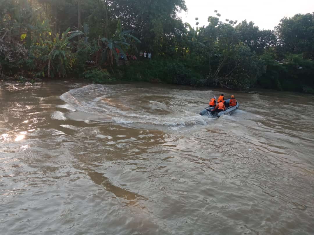 Upaya pencarian Rio di Sungai Gunting terus diupayakan petugas. (ACHMAD RW/JAWA POS RADAR JOMBANG)