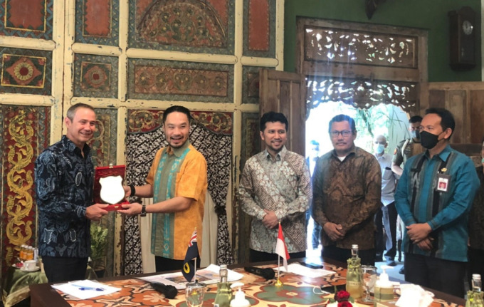Deputi Premier Australia Barat Roger Cook (batik biru), bersama Wakil Gubernur Emil Dardak, Wakil Rektor II UMM Nazarudin David Santosa membahas mengenai Pengembangan Kawasan Ekonomi Khusus Sighasari, Selasa (31/5) lalu.