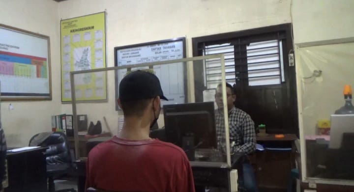 Tersangka pembacokan saat diperiksa Polisi di Mapolsek Mojoagung