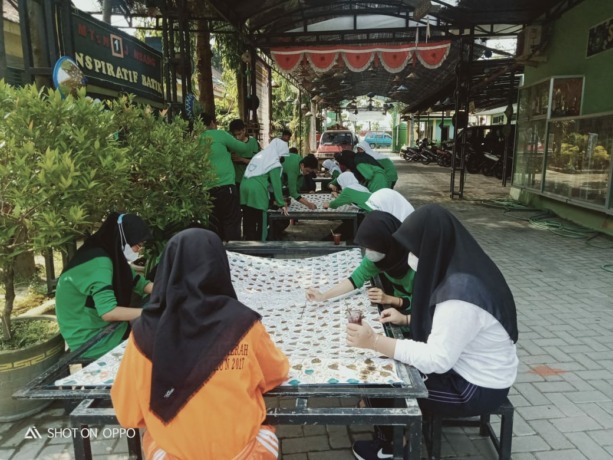 Proses membatik yang dilakukan siswa MTsN 1 Jombang di lingkungan madrasah