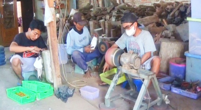 Proses pe,buatan tasbih gaharu di Desa Bawangan, Ploso
