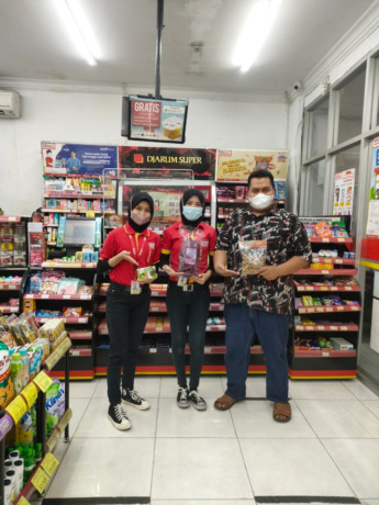 Marno koordinator suplier IKM Alfamart saat suplai produk ke salah satu toko Alfamart di Jombang.