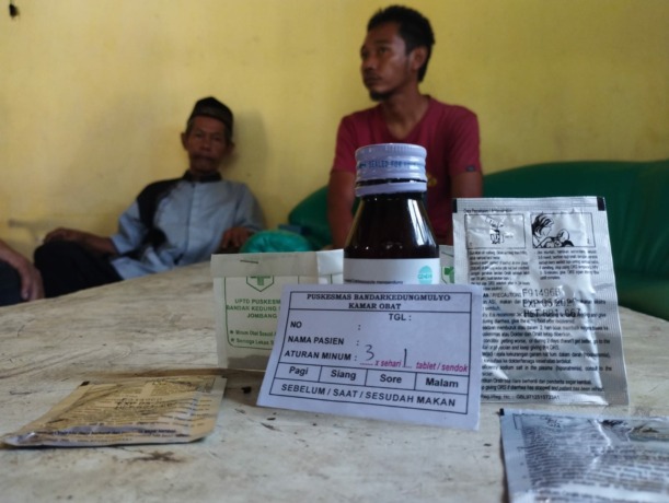 Obat kadaluwarsa dari Puskesmas Bandarkedungmulyo yang masih disimpan keluarga korban