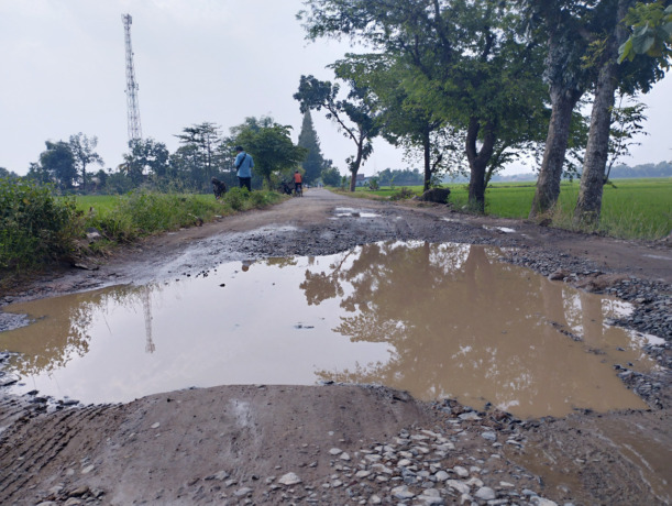 Jalur kabupaten yang rusak dan menuntut perbaikan di Kecamatan Tembelang.