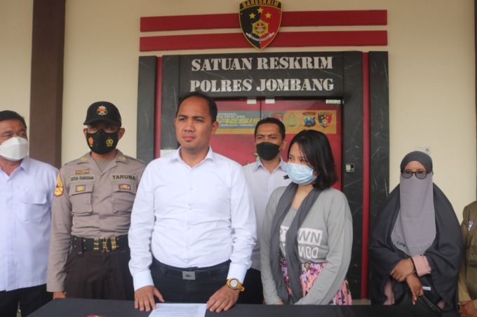 Elida Mikahe Putri (kiri) pelaku penculikan bayi di panti asuhan saat diamankan di Mapolres Jombang (13/6) lalu.