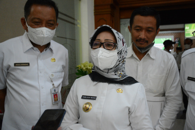Bupati Jombang Mundjidah Wahab saat memberi keterangan Rabu (15/6)