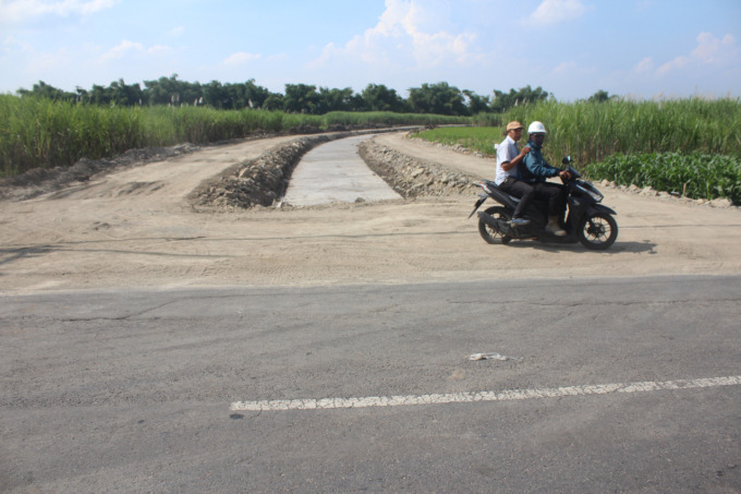 Proyek saluran Pariterong yang masih berjalan. (AINUL HAFDZ/JAWA POS RADAR JOMBANG)