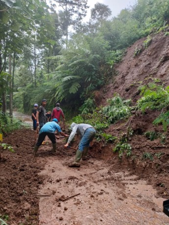Warga sedang mengeruk tanah bekas longsor di Dusun jarak Kebun, Desa Jarak, Kecamatan Wonosalam