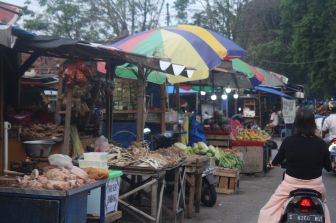 Pasar tumpah di Jl Seroja dan Jl KH Mimbar ini akan direlokasi di tempat baru nantinya. (AINUL HAFIDZ/JAWA POS RADAR JOMBANG)