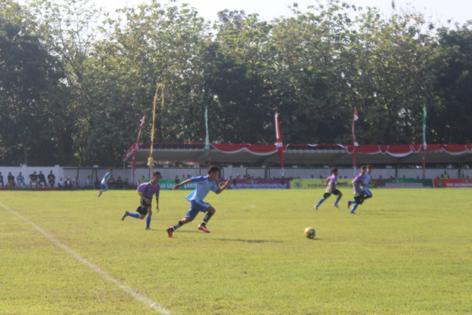 Tim Kalimasada (biru) mempertahankan bola dari serangan PP Al Mubarok di Stadion Merdeka, kemarin (21/6). (WENNY ROSALINA/JAWA POS RADAR JOMBANG)