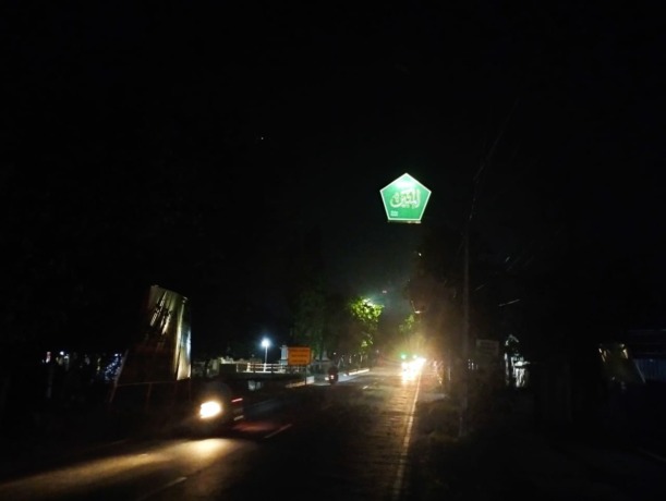 PJU di kalur provinsi Desa Mojokrapak ini sudah mati sebulan lebih, hanya neonbox asmaul husnanya yang menyala. (ACHMAD RW/JAWA POS RADAR JOMBANG)