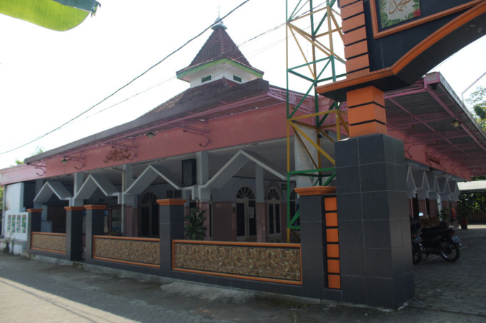 Masjid At-Taqwa Sumoyono, Desa Cukir Kecamatan Diwek memiliki serambi dan halaman yang luas. (ANGGI FRIDIANTO/JAWA POS RADAR JOMBANG)